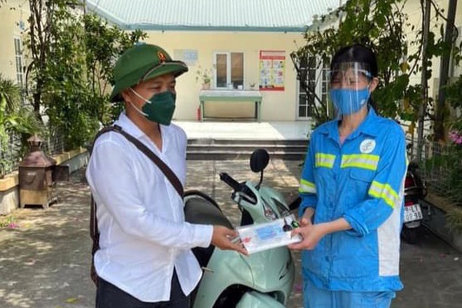 Được tặng 4 xe máy sau khi bị cướp, nữ lao công tặng lại 2 chiếc cho đồng nghiệp khó khăn