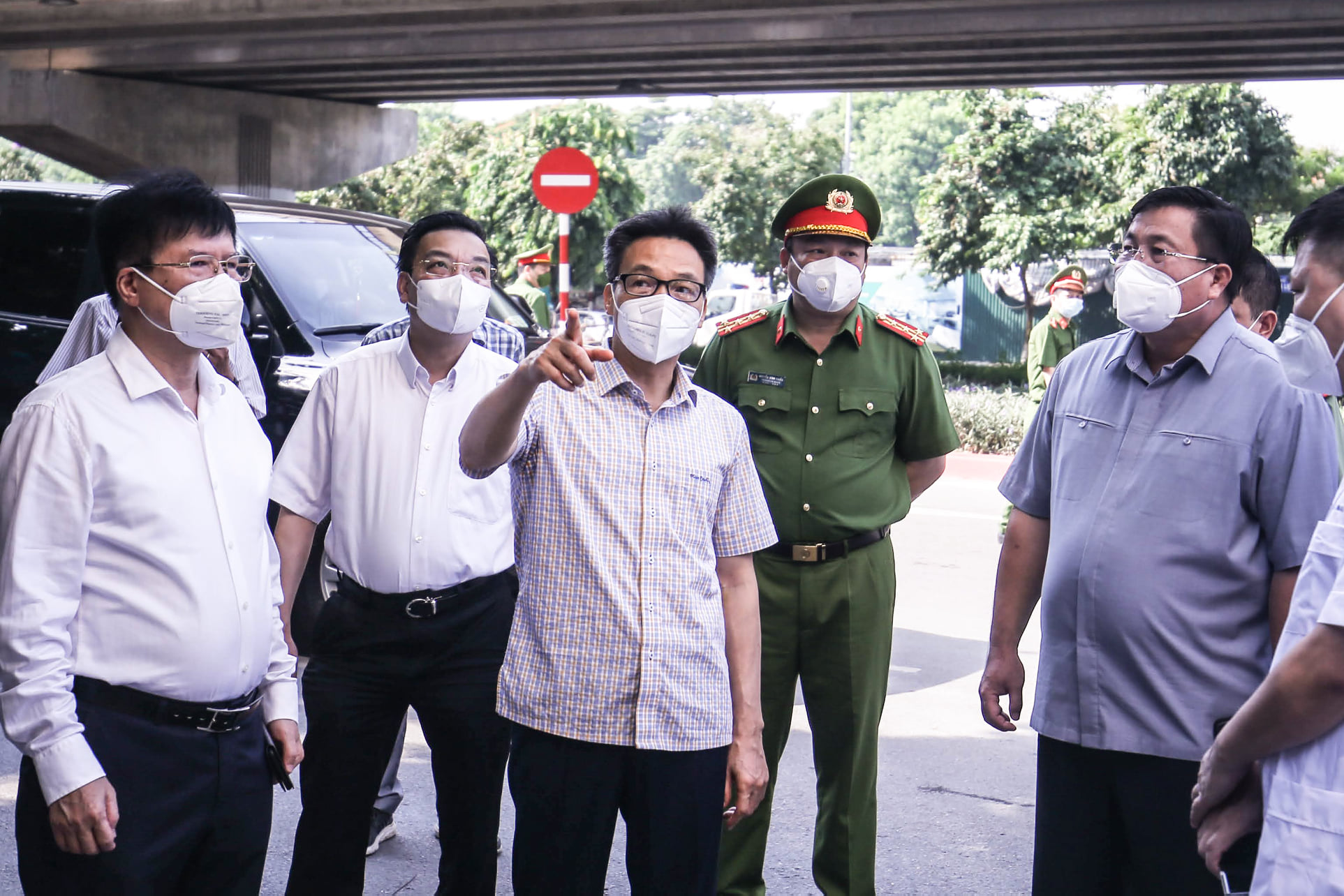 Phó Thủ tướng: Việc cần làm ngay là cho người dân tự lấy mẫu test nhanh SARS-CoV-2