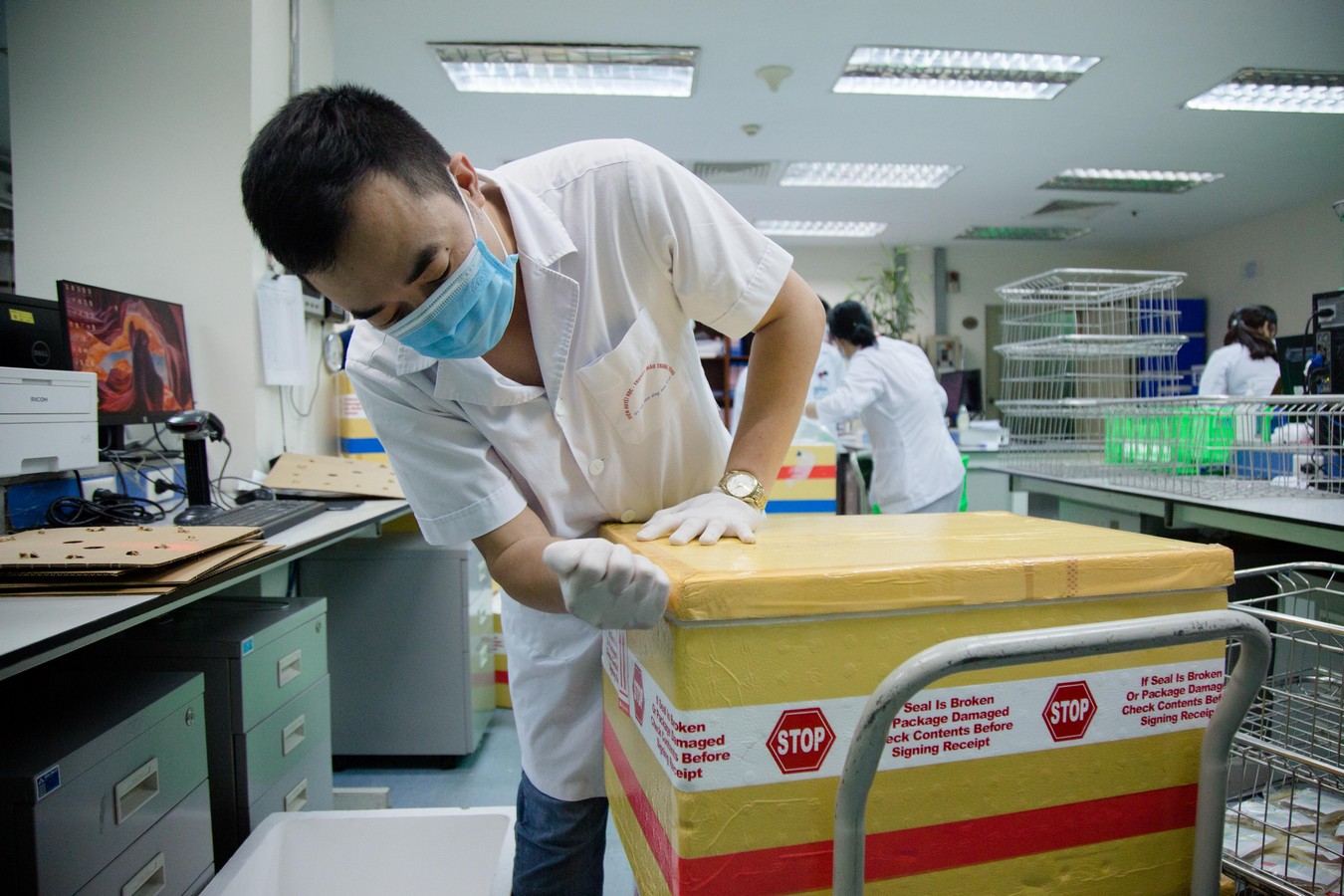 Gần 3.000 đơn vị m&aacute;u l&ecirc;n đường để điều trị cho bệnh nh&acirc;n Covid-19 - Ảnh 4.