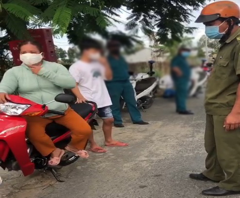Chồng bị lập bi&ecirc;n bản vi phạm gi&atilde;n c&aacute;ch, vợ x&ocirc;ng v&agrave;o đ&aacute;nh c&ocirc;ng an vi&ecirc;n - Ảnh 1.
