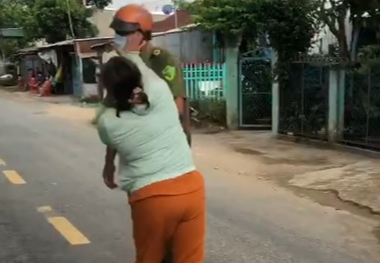 Chồng bị lập biên bản vi phạm giãn cách, vợ xông vào đánh công an viên