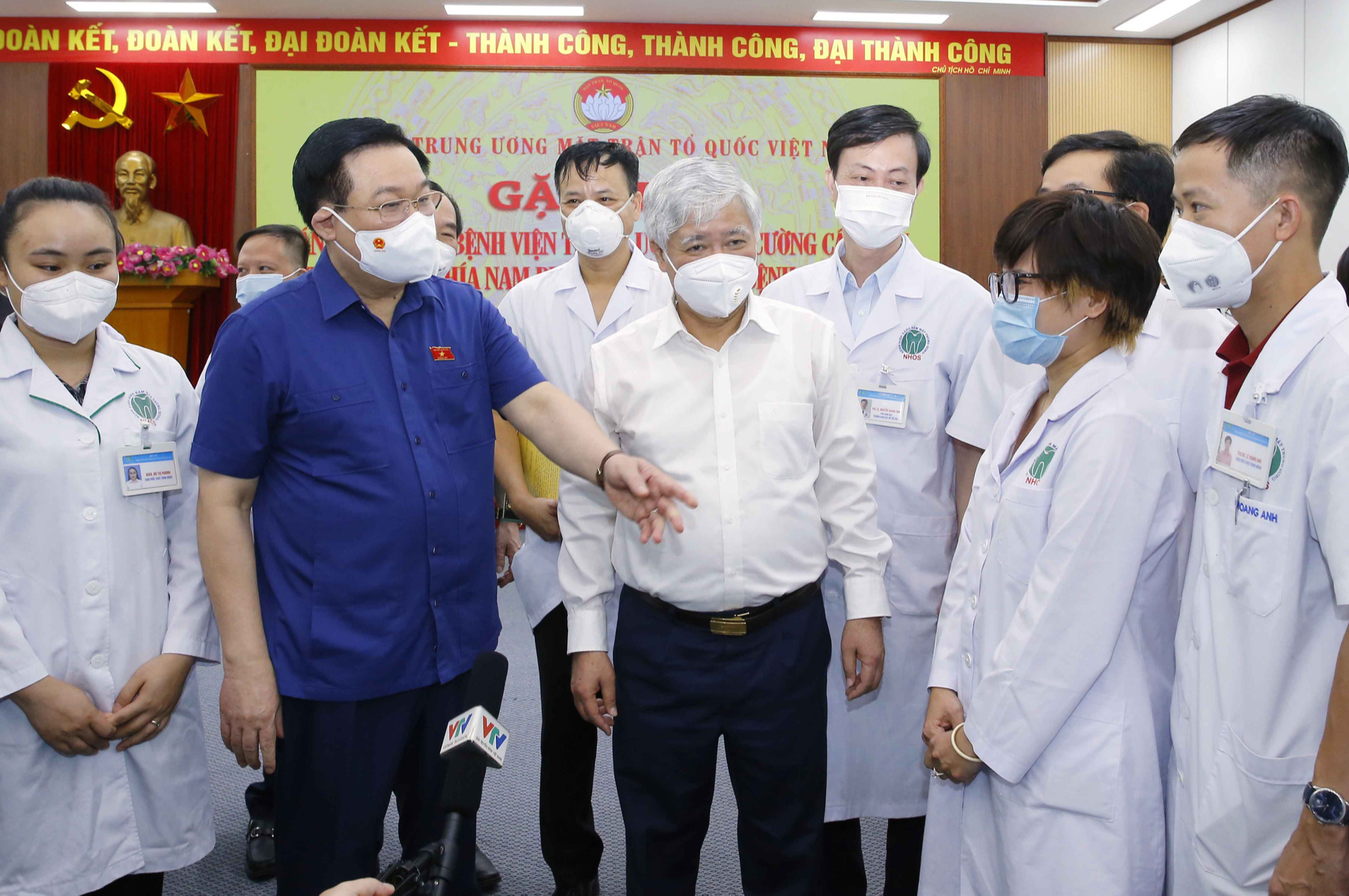 Chủ tịch Quốc hội tiễn đại diện của 2.827 y b&aacute;c sĩ v&agrave;o ph&iacute;a Nam chống dịch Covid-19 - Ảnh 1.