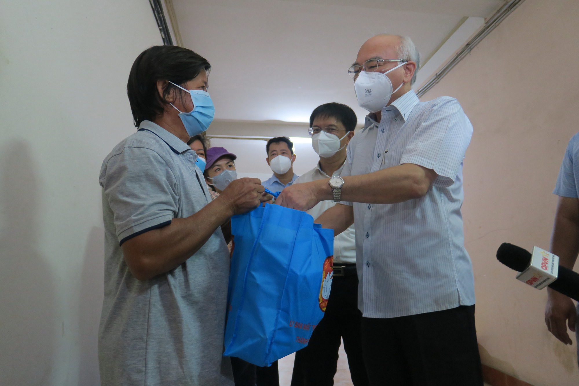 Trưởng Ban Tuyên giáo Thành ủy TP HCM thăm và tặng quà ở "vùng xanh" quận 5