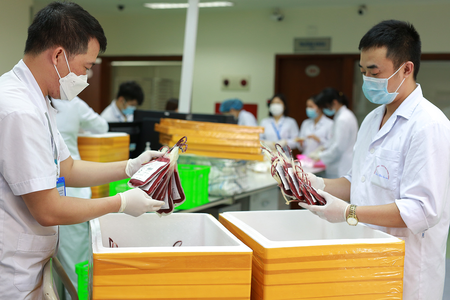 Gần 3.000 đơn vị m&aacute;u l&ecirc;n đường để điều trị cho bệnh nh&acirc;n Covid-19 - Ảnh 2.