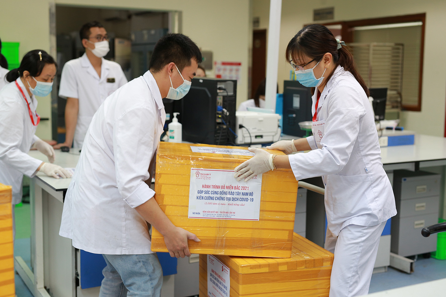 Gần 3.000 đơn vị m&aacute;u l&ecirc;n đường để điều trị cho bệnh nh&acirc;n Covid-19 - Ảnh 5.