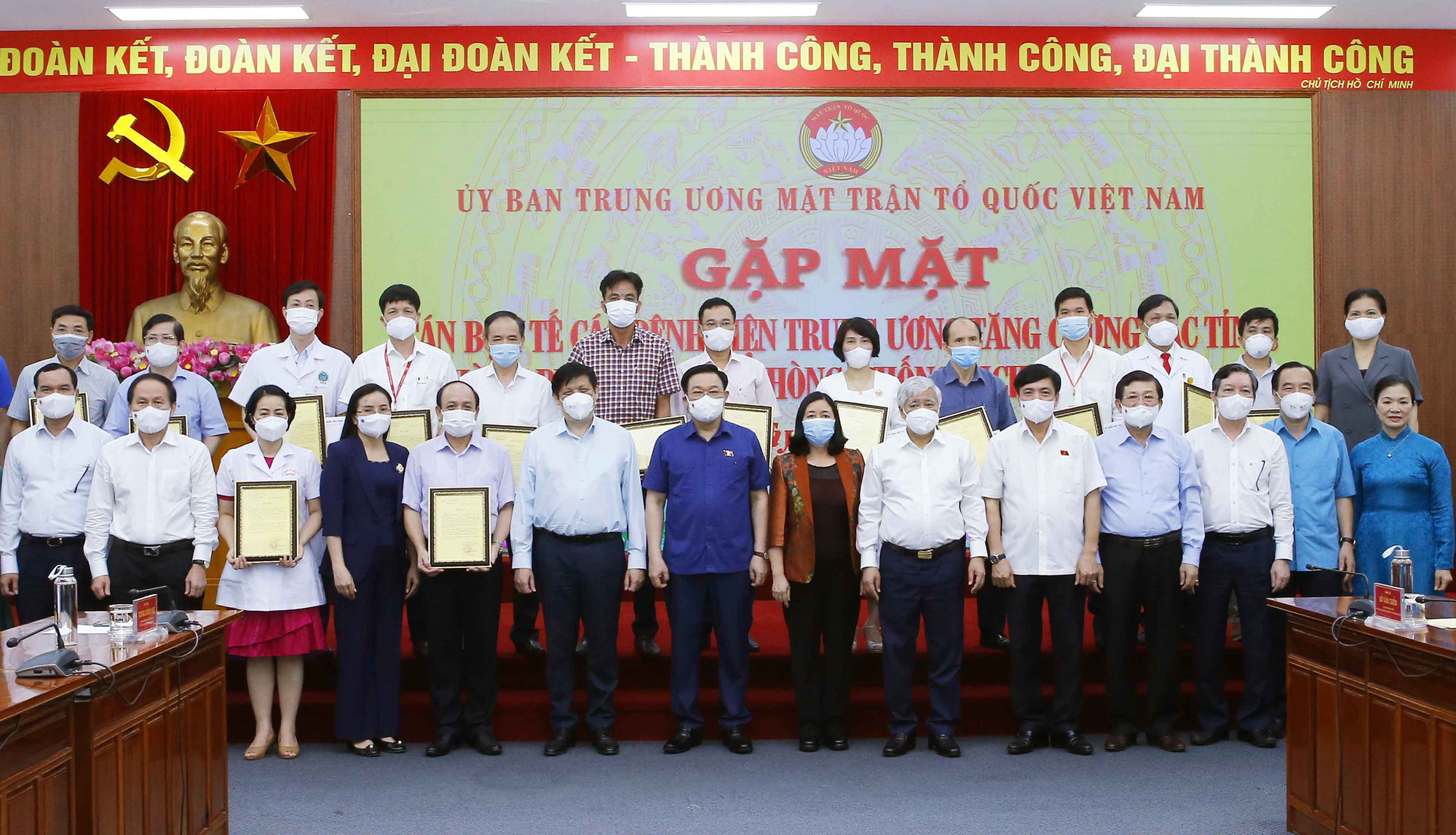 Chủ tịch Quốc hội tiễn đại diện của 2.827 y b&aacute;c sĩ v&agrave;o ph&iacute;a Nam chống dịch Covid-19 - Ảnh 3.