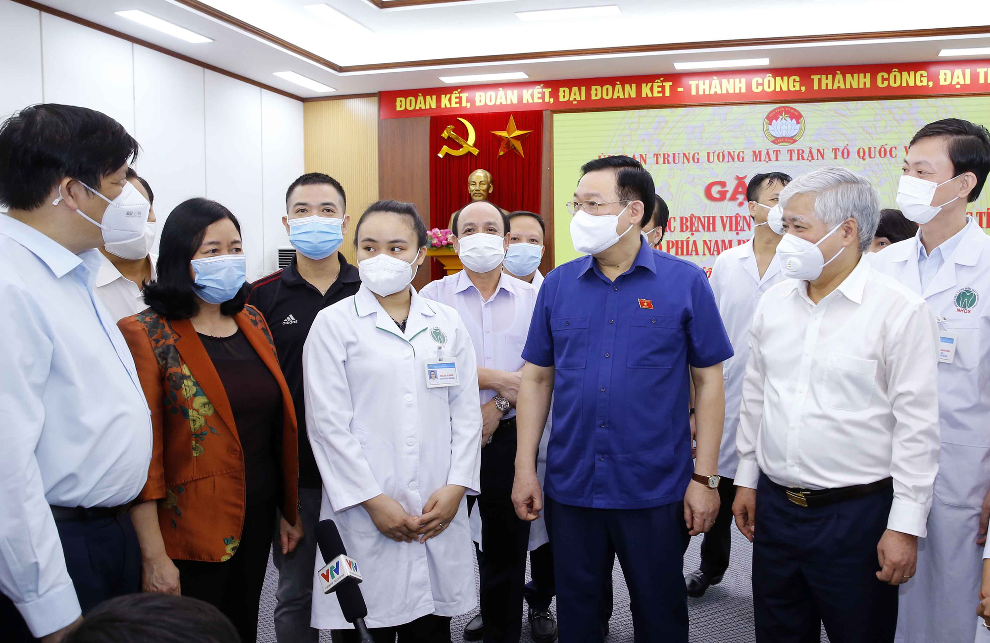 Chủ tịch Quốc hội tiễn đại diện của 2.827 y b&aacute;c sĩ v&agrave;o ph&iacute;a Nam chống dịch Covid-19 - Ảnh 2.