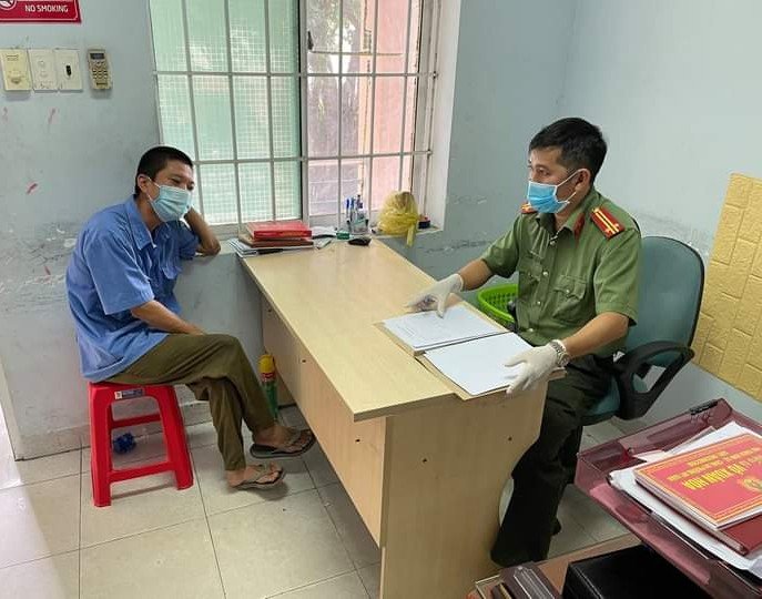 Làm việc với người đàn ông xuyên tạc chính sách, kích động "phá chốt kiểm dịch"