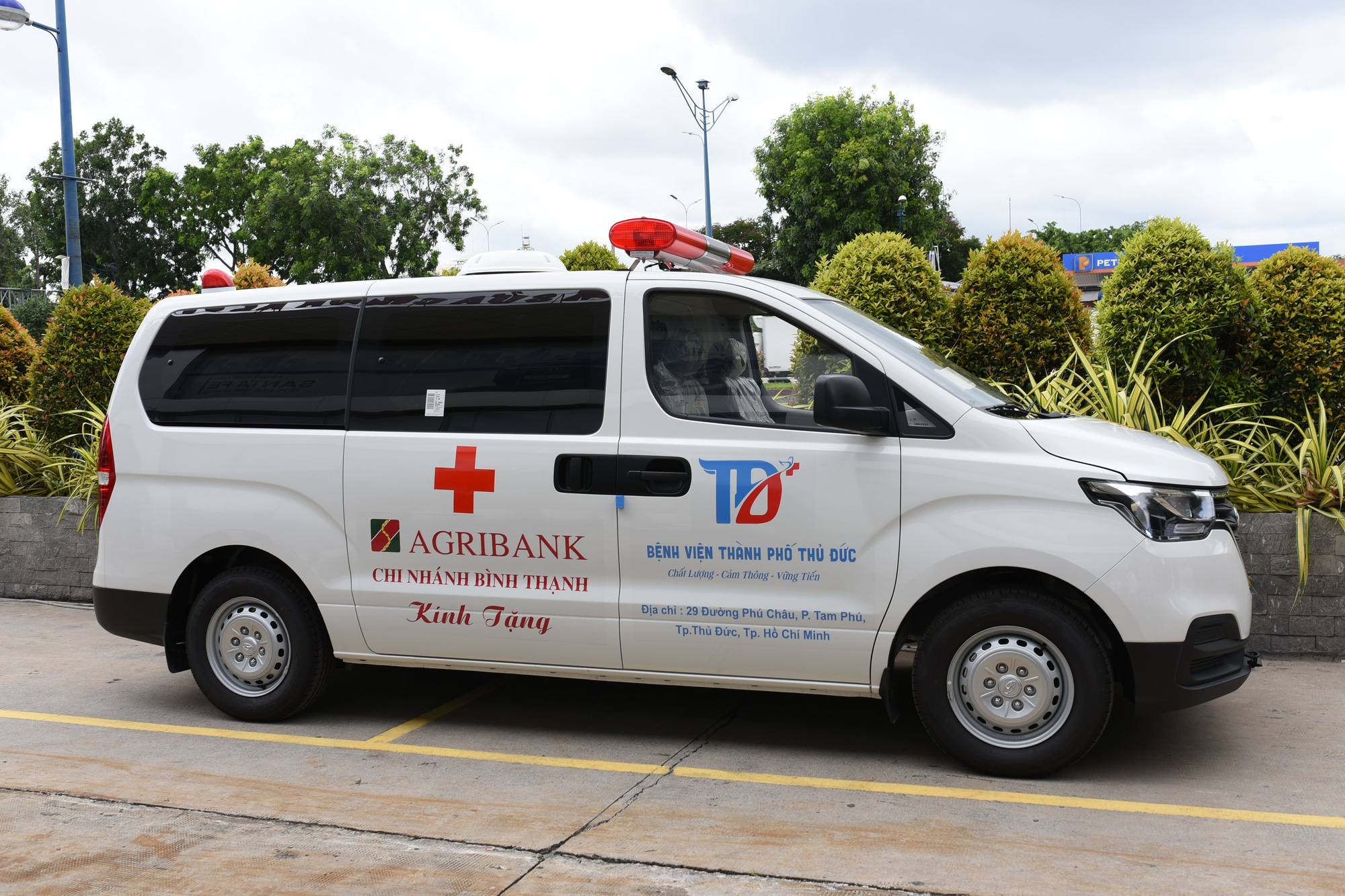 Agribank chi nh&aacute;nh B&igrave;nh Thạnh t&agrave;i trợ xe cứu thương cho Bệnh viện TP Thủ Đức - Ảnh 1.