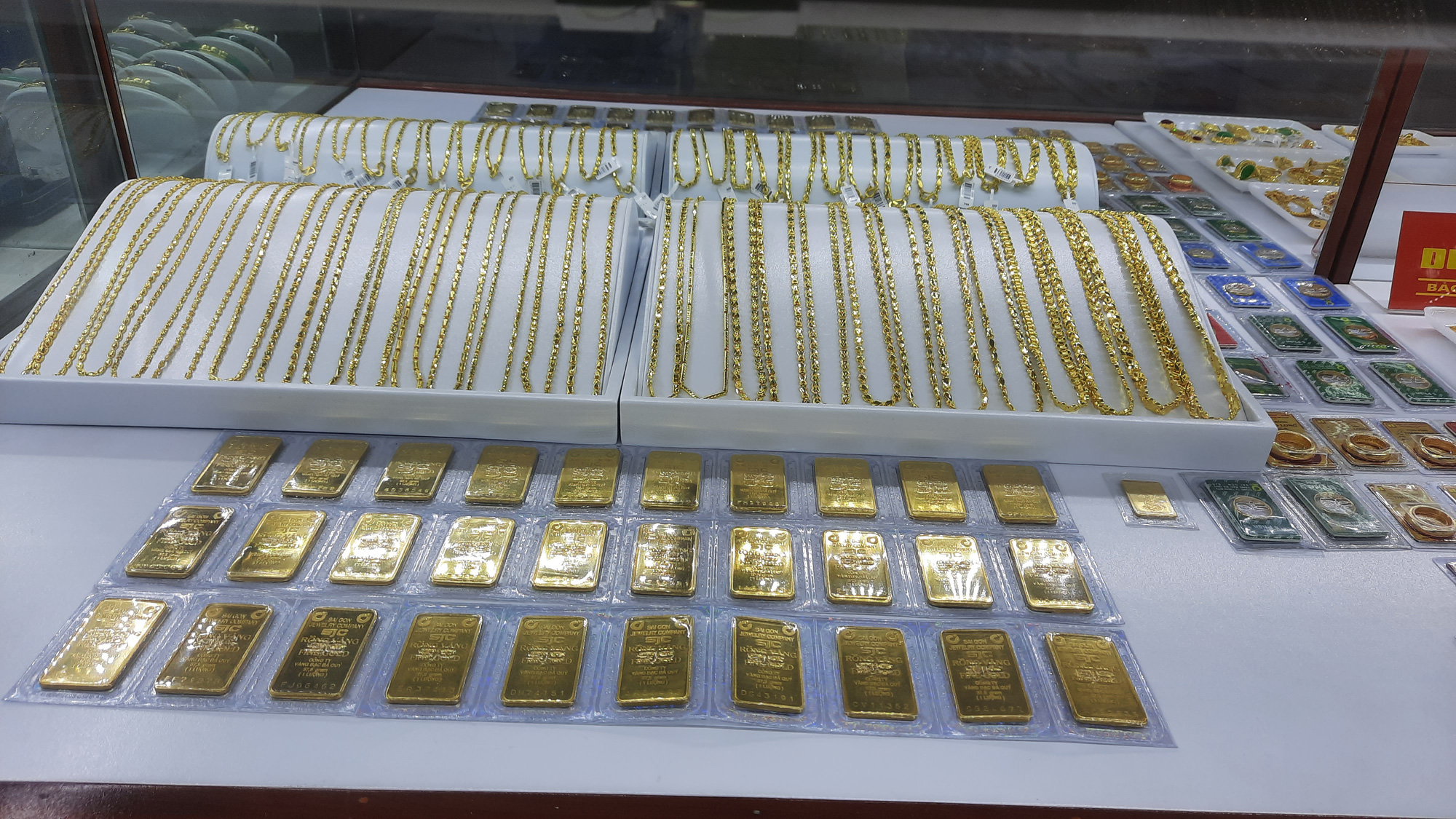 Giá vàng hôm nay 5-8: Đà tăng bị bẻ gãy trước sức mạnh của USD