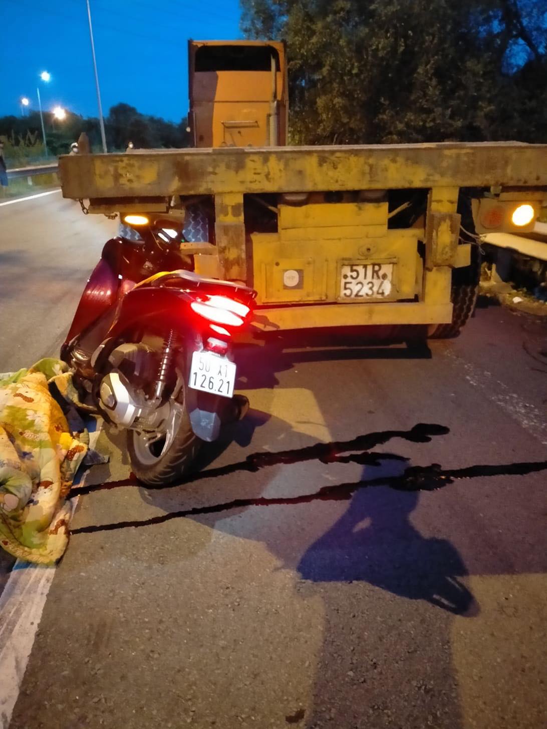 Tông vào đuôi xe container, người đàn ông đi SH tử vong tại TP Thủ Đức