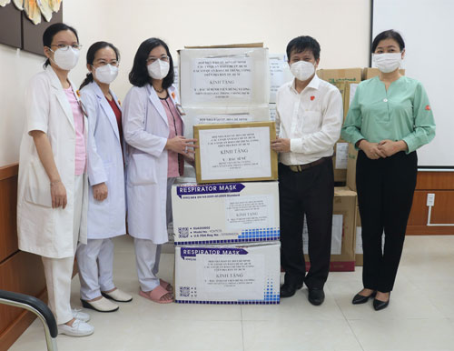 Hội Nh&agrave; b&aacute;o TP HCM thăm, động vi&ecirc;n đội ngũ y tế - Ảnh 1.