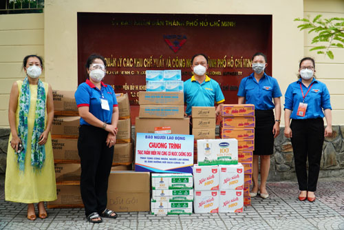 Hội Nh&agrave; b&aacute;o TP HCM thăm, động vi&ecirc;n đội ngũ y tế - Ảnh 2.
