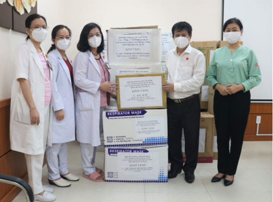 Hội Nhà báo TP HCM thăm, động viên đội ngũ y tế