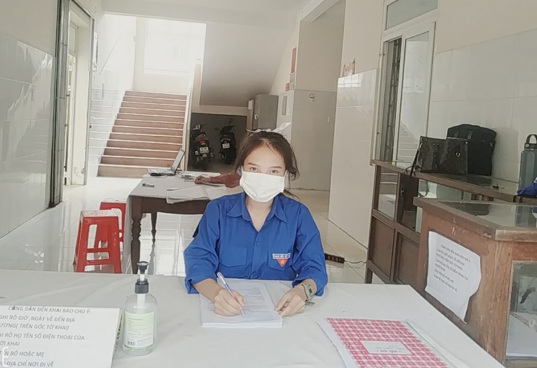 Nữ sinh lớp 11 đạp xe hàng chục km mỗi ngày để hỗ trợ chống dịch Covid-19