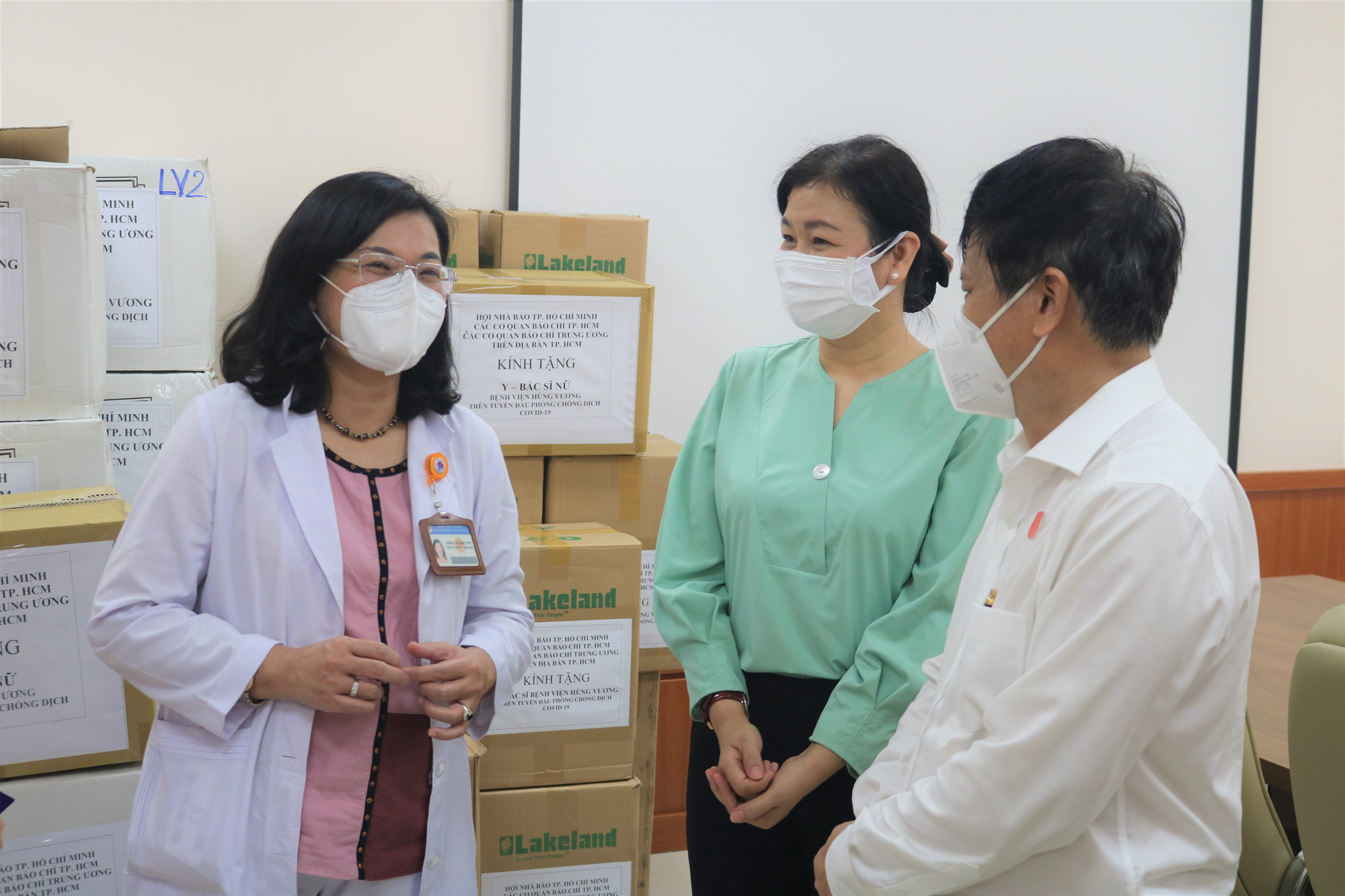 Hội Nhà báo TP HCM thăm, động viên đội ngũ y tế tham gia chống dịch