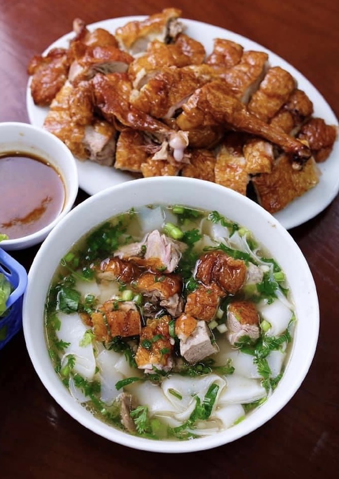 Phở vịt quay xứ Lạng lạ m&agrave; ngon - Ảnh 1.