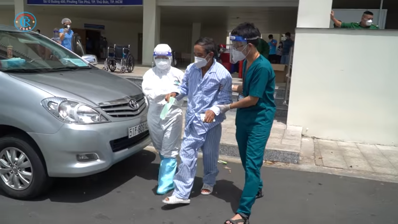 TP HCM: Người dân bình tĩnh để chờ được mời đi tiêm vắc-xin