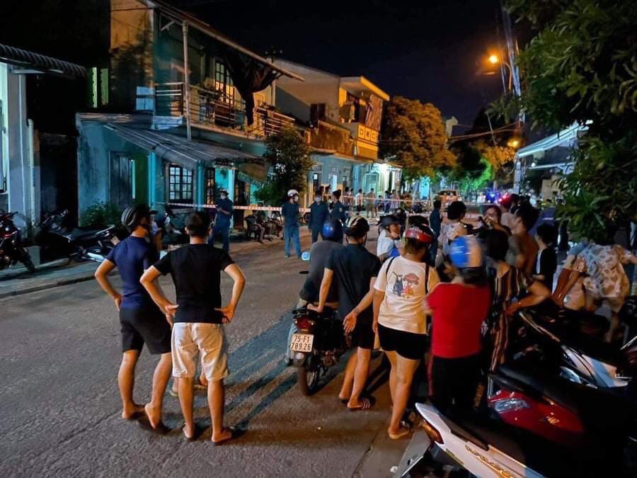 Do mâu thuẫn, chồng kéo vợ vào phòng dùng xăng đốt khiến cả 2 tử vong