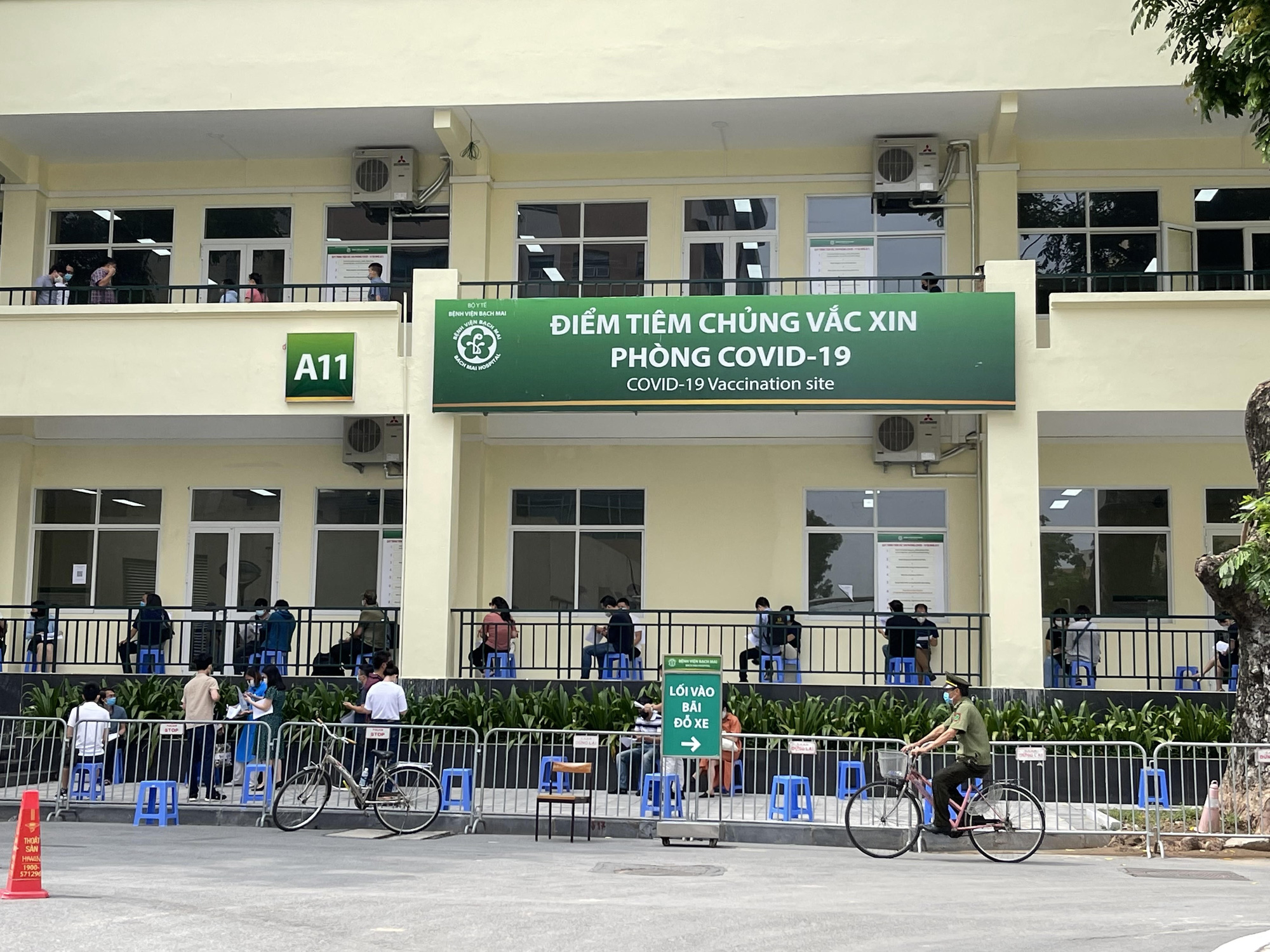 Thủ tướng: Tiếp tục ưu tiên vắc-xin Covid-19 cho TP HCM và các tỉnh phía Nam
