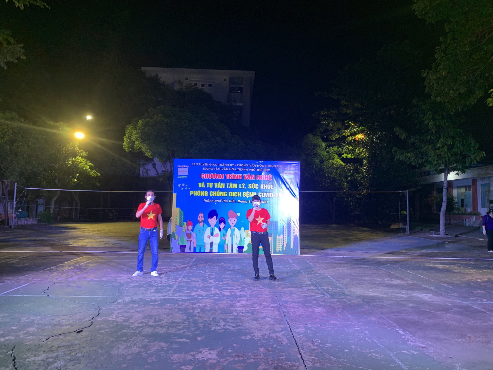 X&uacute;c động đ&ecirc;m văn nghệ Kh&uacute;c ca đồng l&ograve;ng tại bệnh viện d&atilde; chiến ở TP Thủ Đức - Ảnh 3.