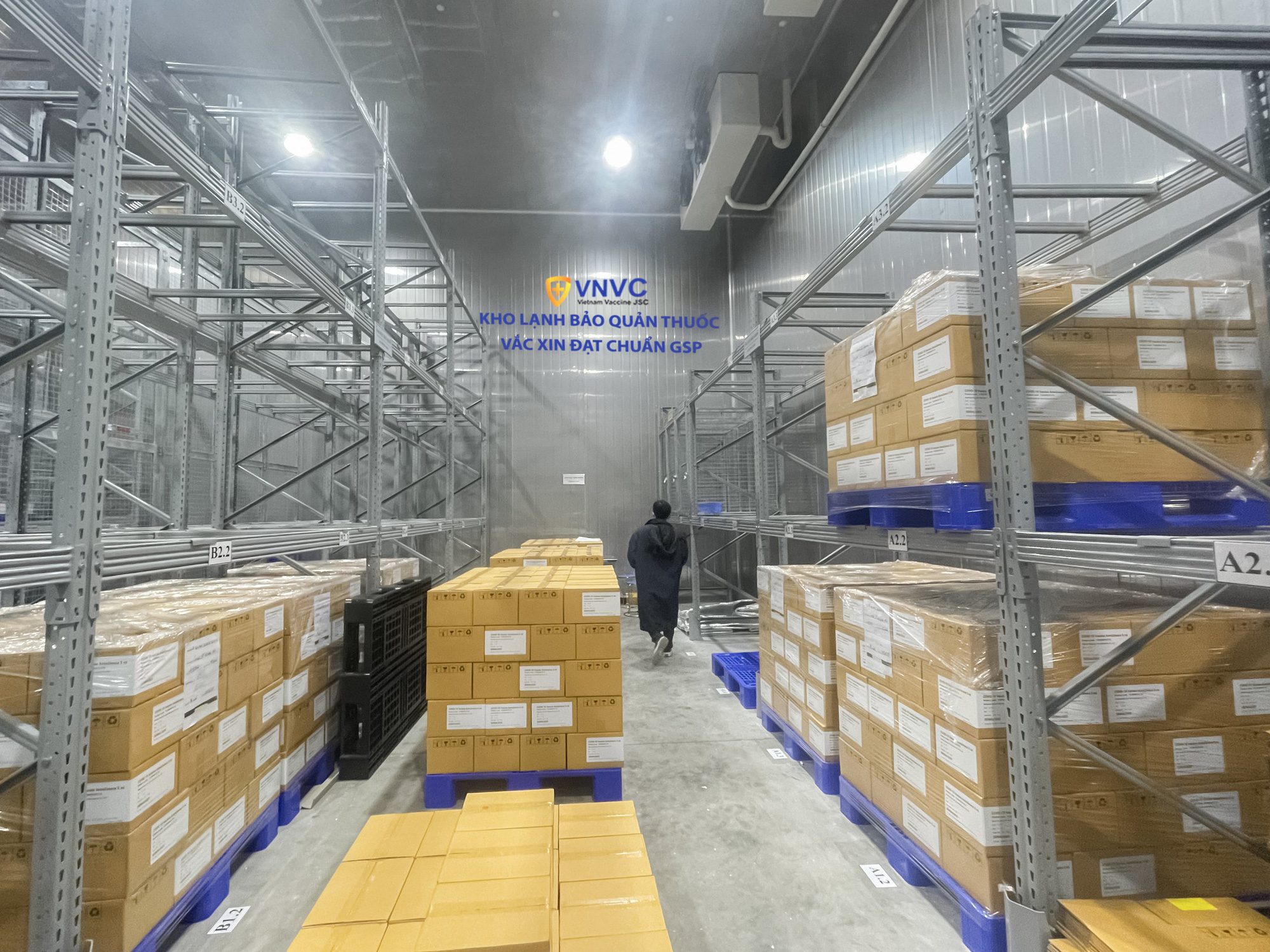 Thêm gần 600.000 liều vắc-xin ngừa Covid-19 cập cảng sân bay Tân Sơn Nhất - Ảnh 1.