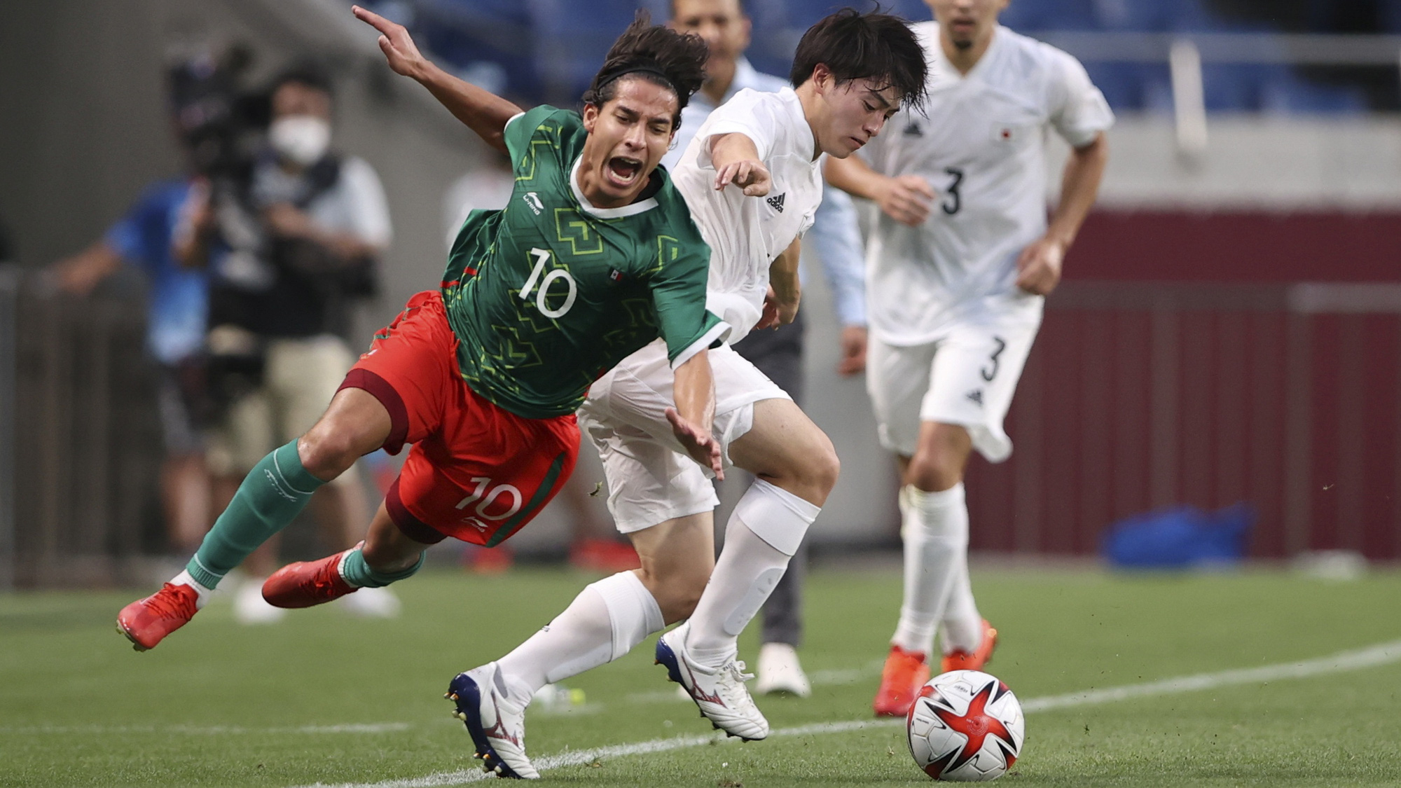 Cầu thủ Nhật Bản bật kh&oacute;c khi vuột HCĐ Olympic 2020 v&agrave;o tay Mexico - Ảnh 5.