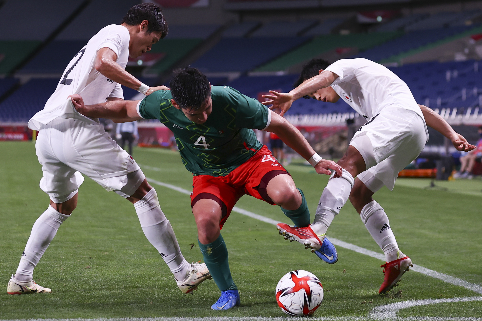 Cầu thủ Nhật Bản bật kh&oacute;c khi vuột HCĐ Olympic 2020 v&agrave;o tay Mexico - Ảnh 2.