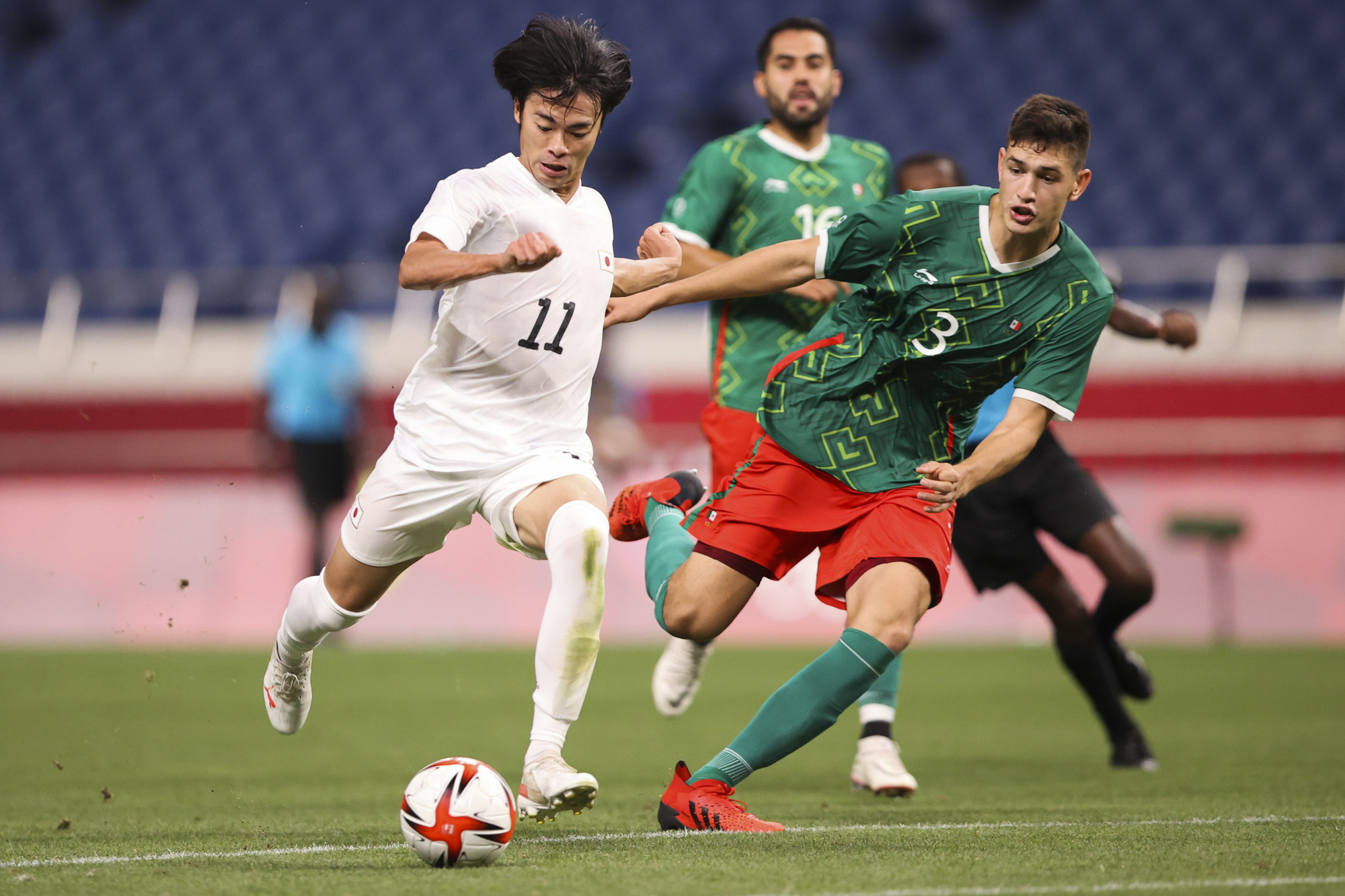 Cầu thủ Nhật Bản bật kh&oacute;c khi vuột HCĐ Olympic 2020 v&agrave;o tay Mexico - Ảnh 1.