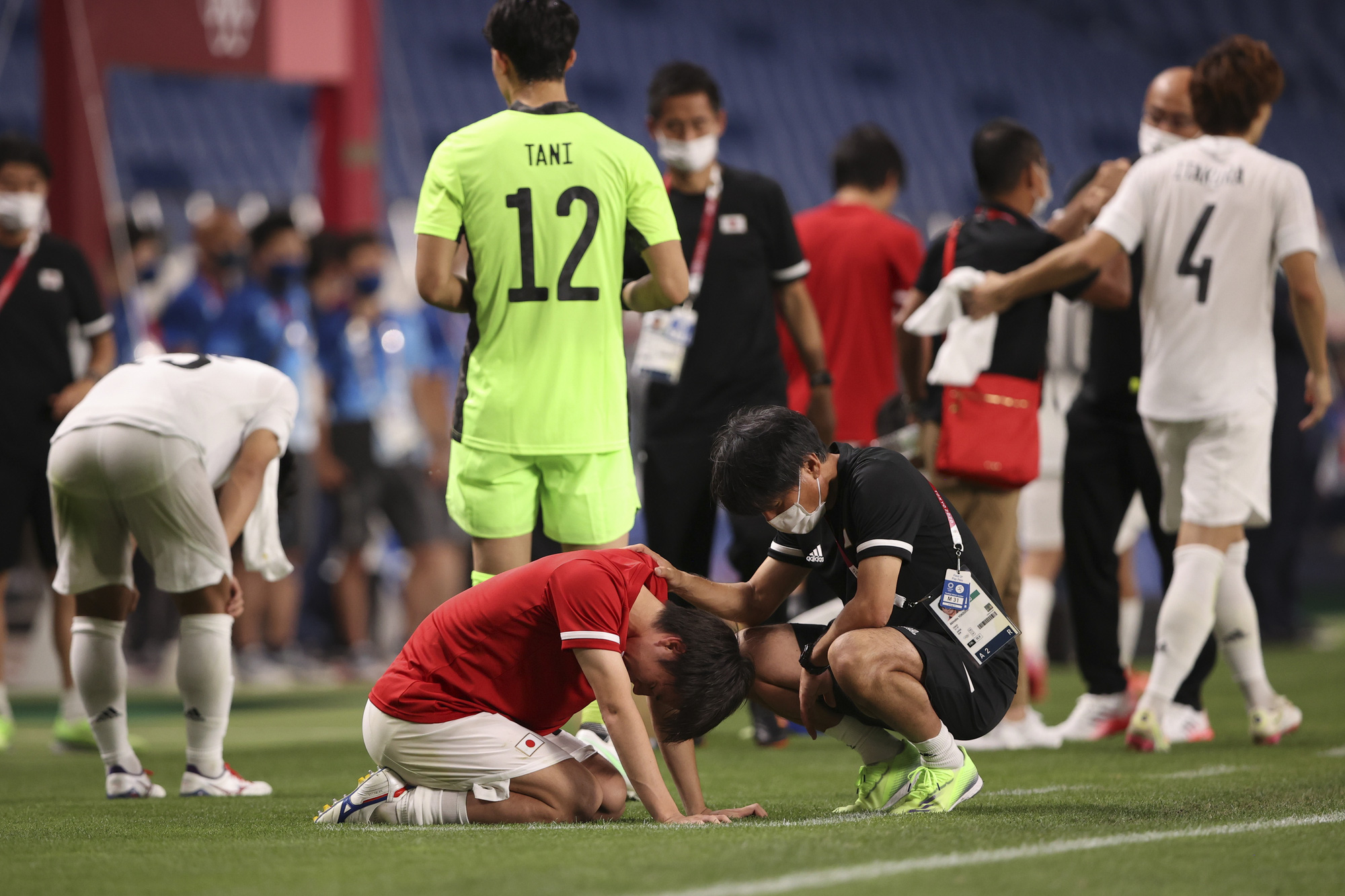 Cầu thủ Nhật Bản bật kh&oacute;c khi vuột HCĐ Olympic 2020 v&agrave;o tay Mexico - Ảnh 10.