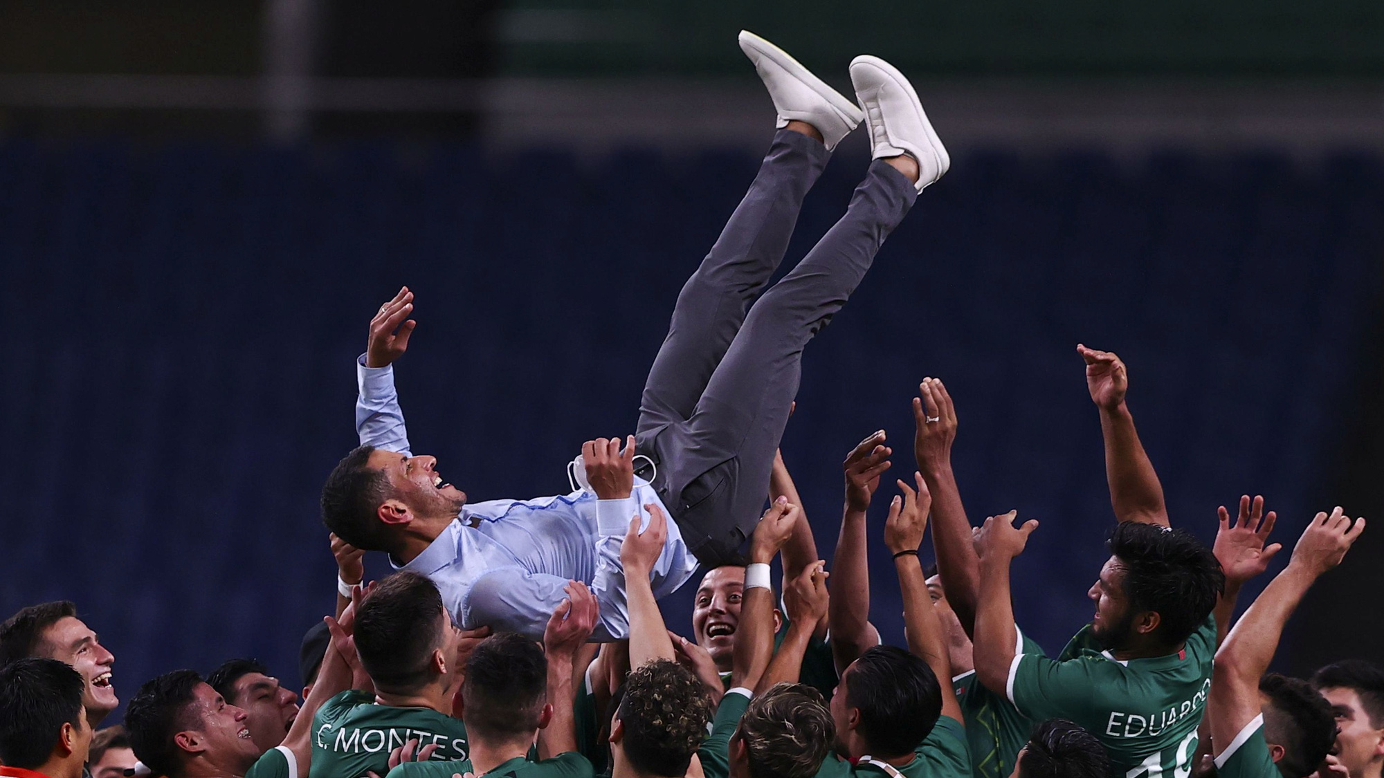 Cầu thủ Nhật Bản bật kh&oacute;c khi vuột HCĐ Olympic 2020 v&agrave;o tay Mexico - Ảnh 7.
