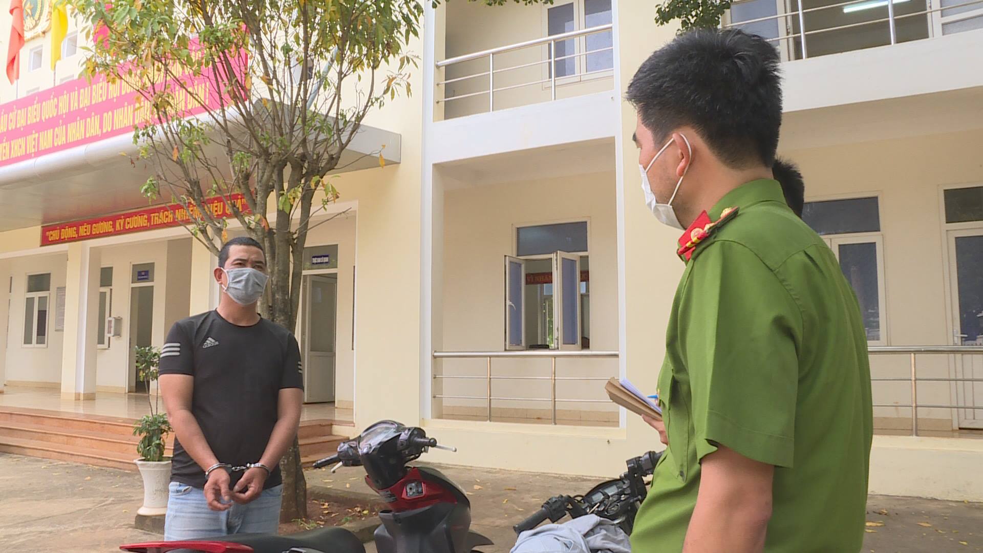 Thất nghiệp v&igrave; dịch bệnh Covid-19, thanh ni&ecirc;n li&ecirc;n tiếp l&agrave;m liều - Ảnh 1.