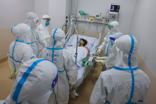Đưa Remdesivir vào phác đồ điều trị Covid-19 - Ảnh 1.