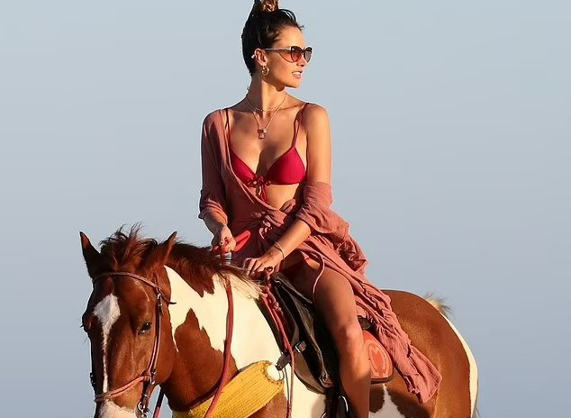 Siêu mẫu Alessandra Ambrosio mặc bikini đỏ cưỡi ngựa