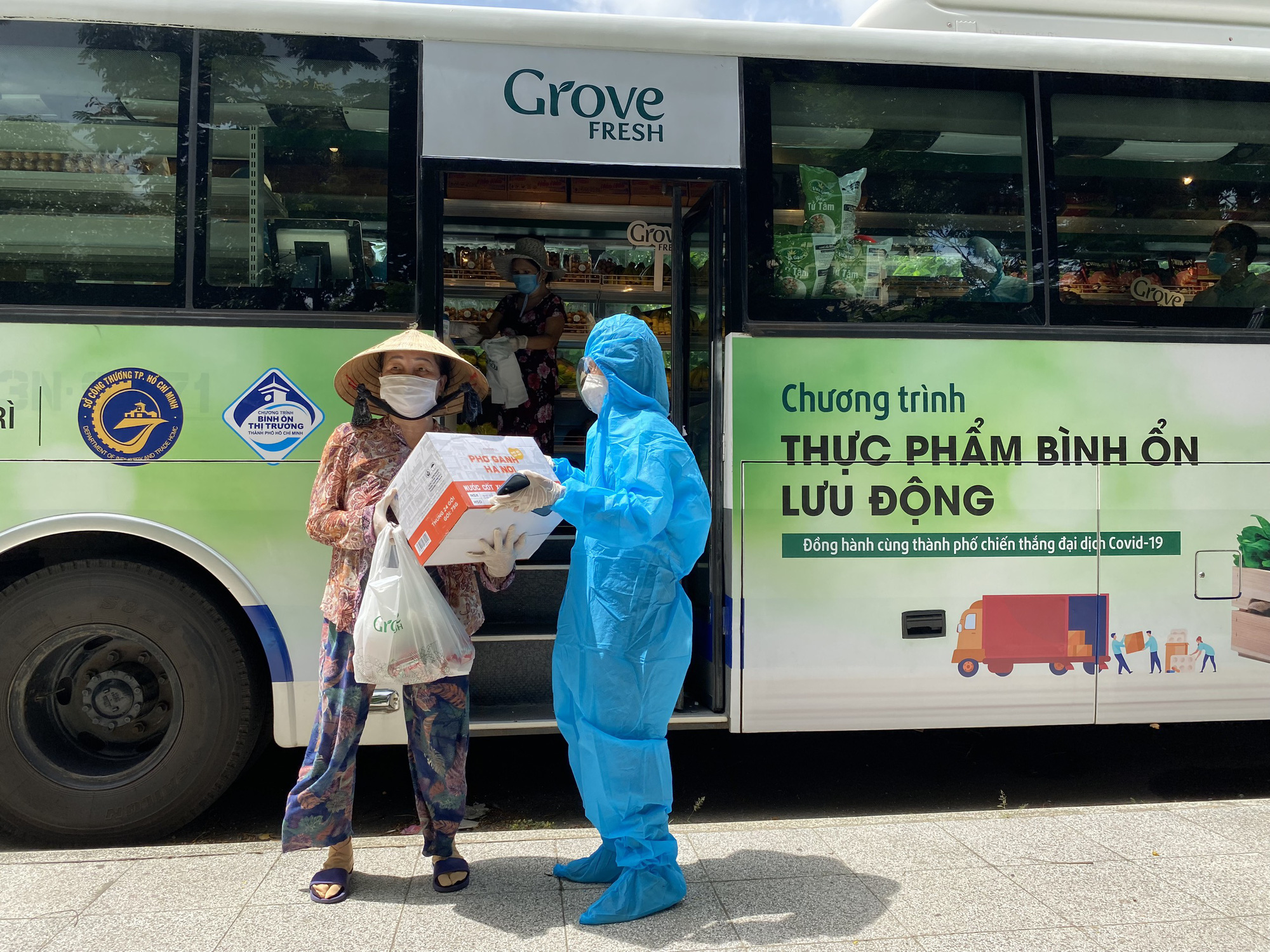 "Siêu thị mini di động" bán thực phẩm giá bình ổn lần đầu tiên xuất hiện tại TP HCM