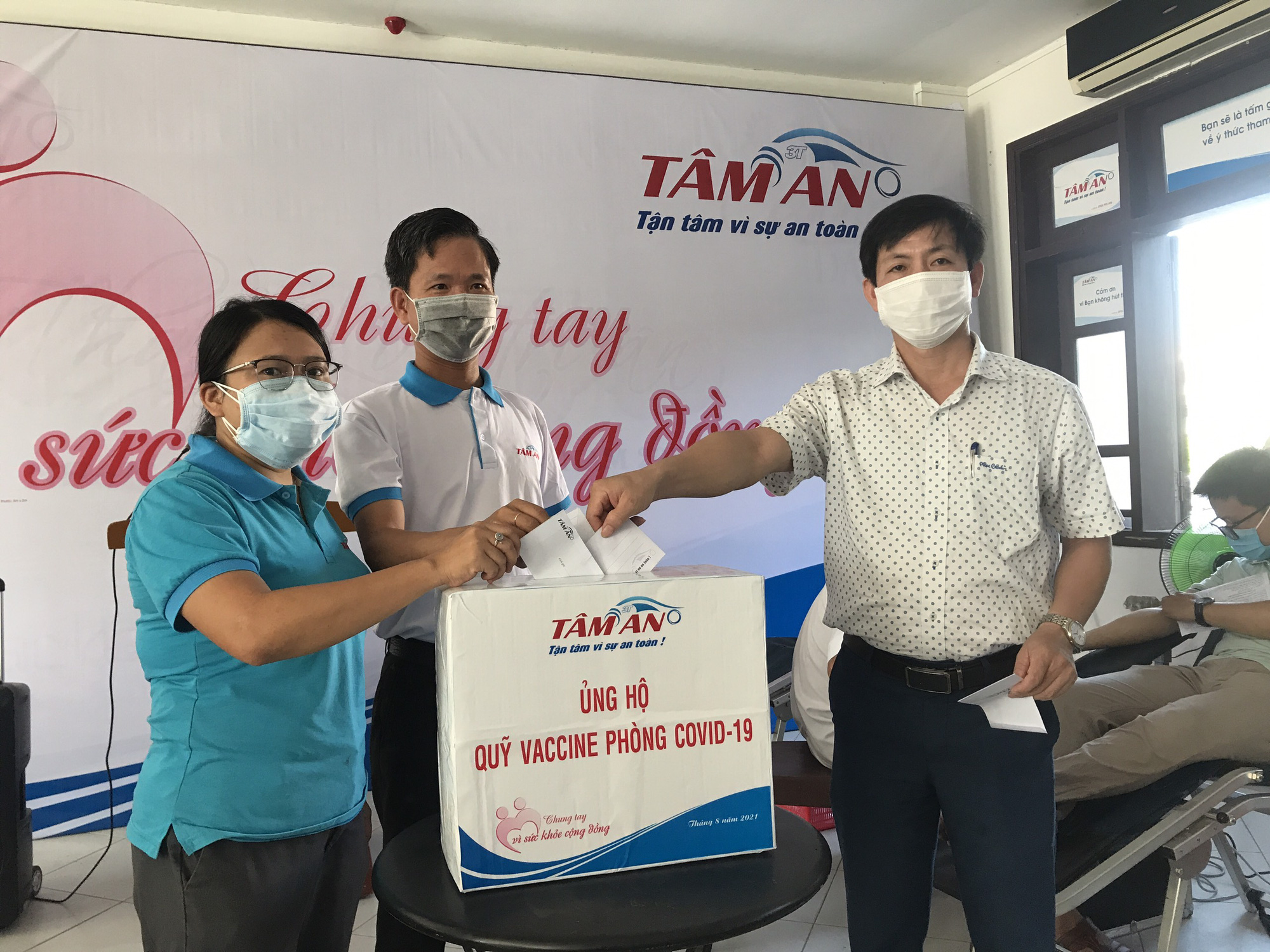 Hiến máu cứu người để gây Quỹ vắc-xin phòng chống Covid-19 - Ảnh 2.