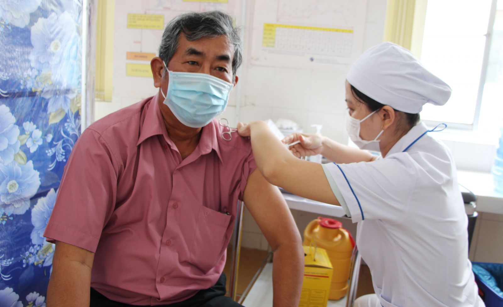 Long An th&agrave;nh lập đội xe đưa đ&oacute;n người d&acirc;n đi ti&ecirc;m vắc-xin ngừa Covid-19 - Ảnh 3.