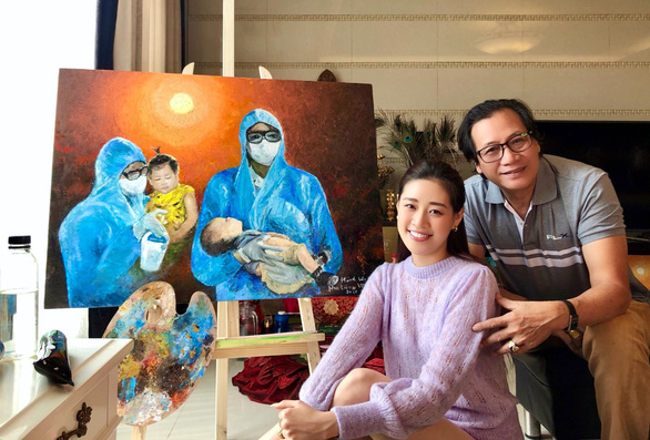 Ngỡ ng&agrave;ng hoa hậu Kh&aacute;nh V&acirc;n để mặt mộc, trổ t&agrave;i vẽ tranh - Ảnh 2.