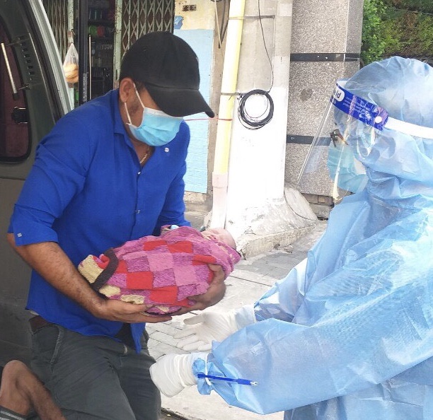 Vỡ òa chứng kiến bé trai chào đời ngay chốt kiểm dịch ở TP Thủ Dầu Một