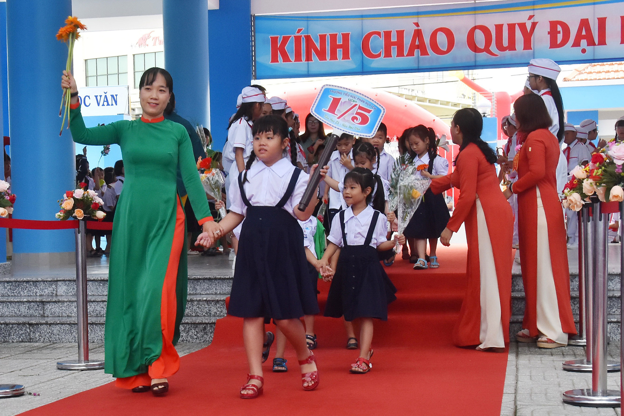 Học sinh TP HCM khó tựu trường sớm