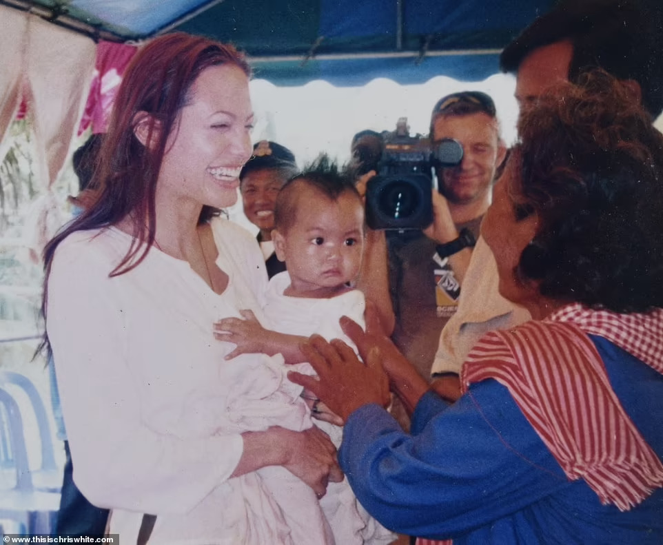 Maddox giành được trái tim Angelina Jolie tại trại mồ côi như thế nào?