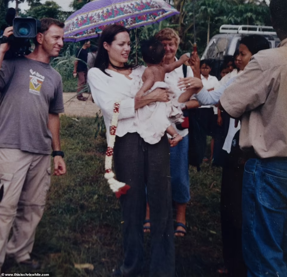 Maddox giành được trái tim Angelina Jolie tại trại mồ côi như thế nào? - Ảnh 3.