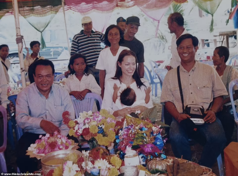 Maddox giành được trái tim Angelina Jolie tại trại mồ côi như thế nào? - Ảnh 2.