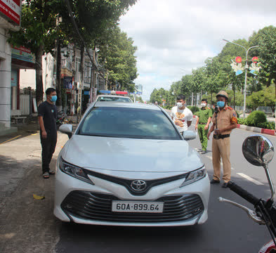  Đề nghị phạt hơn 56 triệu đồng t&agrave;i xế dương t&iacute;nh với ma t&uacute;y th&ocirc;ng chốt kiểm so&aacute;t dịch - Ảnh 1.