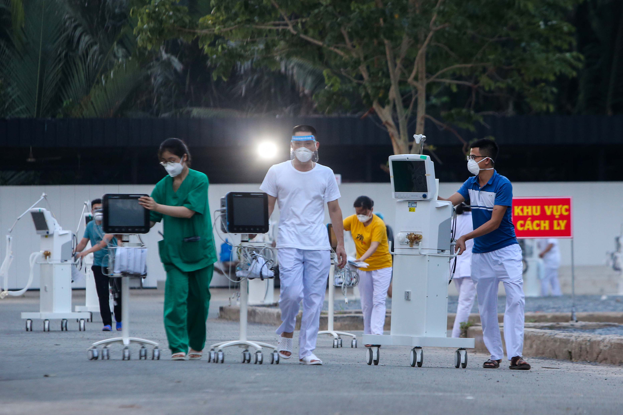 Kh&aacute;nh th&agrave;nh 3 trung t&acirc;m hồi sức bệnh nh&acirc;n Covid-19 tại TP HCM - Ảnh 14.