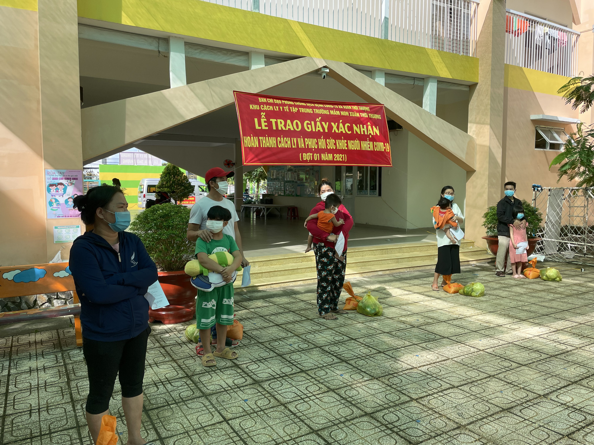 Xóm nhỏ vỡ òa niềm vui sau thời gian cách ly điều trị Covid-19