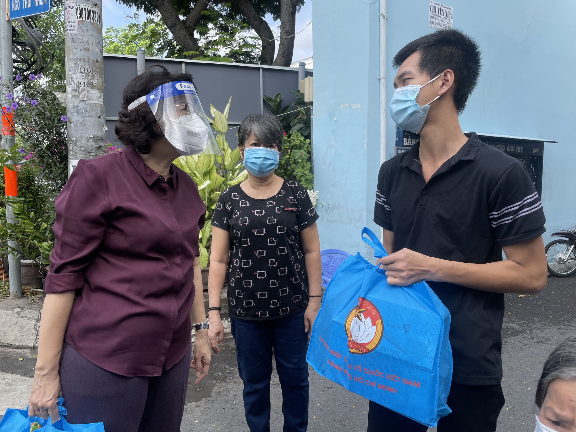 L&atilde;nh đạo MTTQ TP HCM thăm, tặng qu&agrave; hộ kh&oacute; khăn tr&ecirc;n địa b&agrave;n quận Ph&uacute; Nhuận - Ảnh 3.