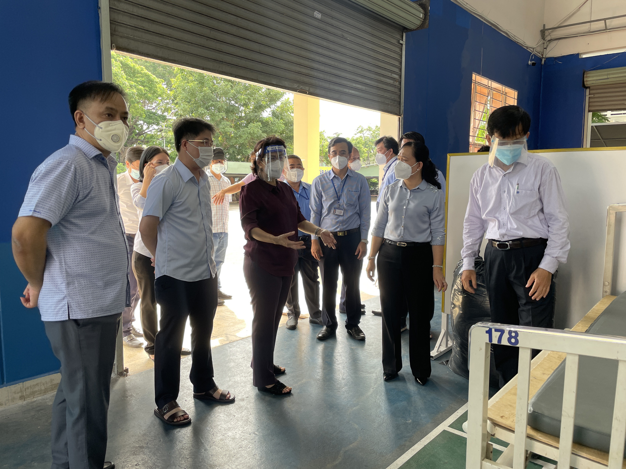 L&atilde;nh đạo MTTQ TP HCM thăm, tặng qu&agrave; hộ kh&oacute; khăn tr&ecirc;n địa b&agrave;n quận Ph&uacute; Nhuận - Ảnh 4.