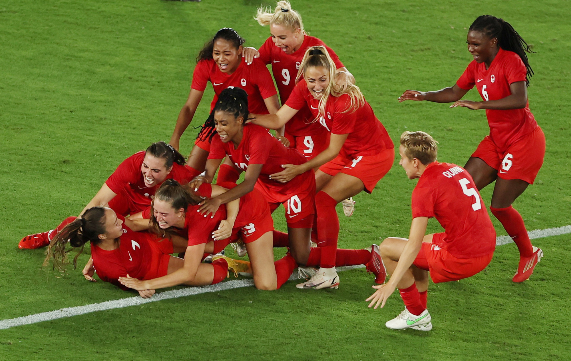 VĐV chuyển giới đầu ti&ecirc;n v&ocirc; địch b&oacute;ng đ&aacute; Olympic Tokyo 2020 - Ảnh 1.