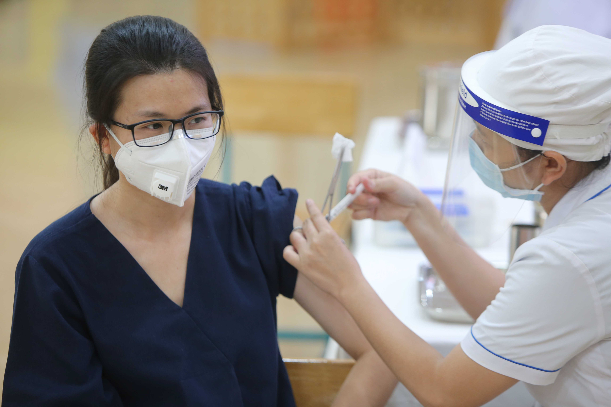 Kh&ocirc;ng giới hạn số lượng người ti&ecirc;m trong mỗi buổi ti&ecirc;m chủng vắc-xin Covid-19 - Ảnh 1.